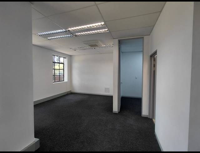 364M² OFFICE TO LET IN LYME PARK